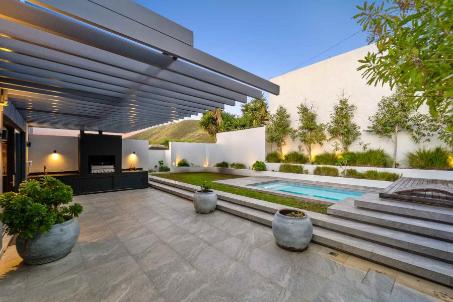 4 Bedroom Property for Sale in Fresnaye Western Cape